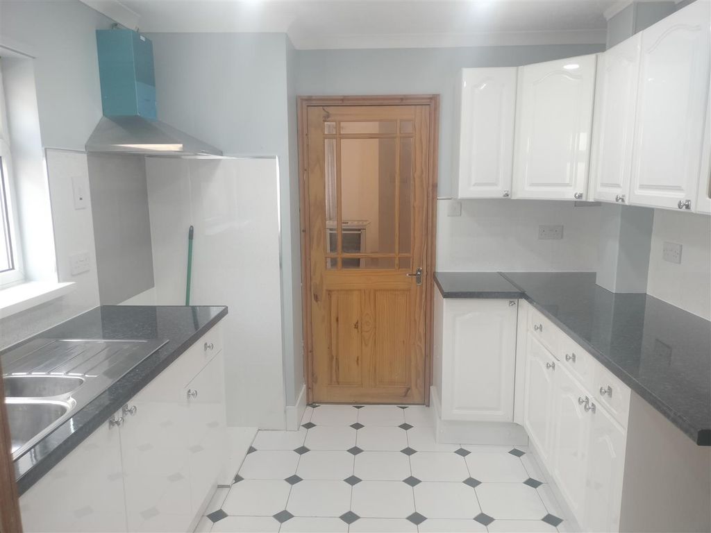 Property photo 2 of 14 34 Mary Street Kitchen.Jpg
