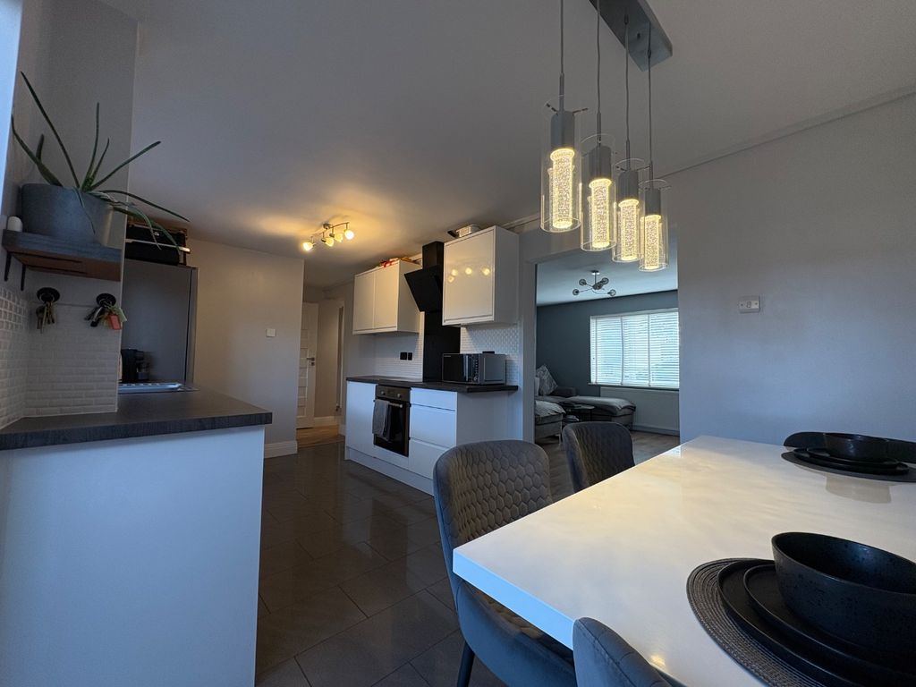 Property photo 3 of 13 4365423