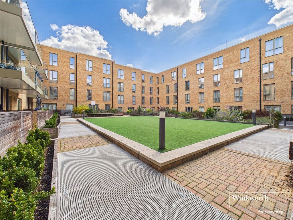 Property photo 2 of 13 Communal Gardens