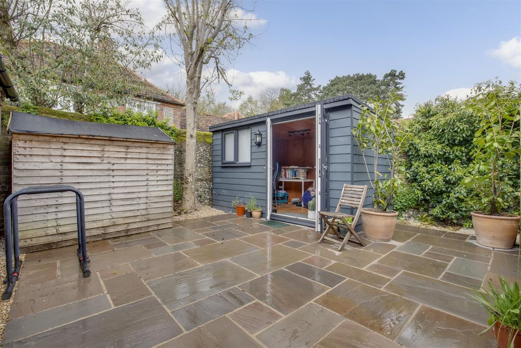 Property photo 2 of 16 Flat 3 Totteridge House, Totteridge Lane, Hp13 7Lr