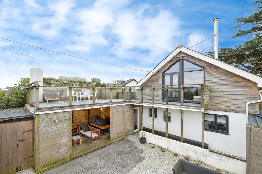 Property photo 2 of 17 Photo