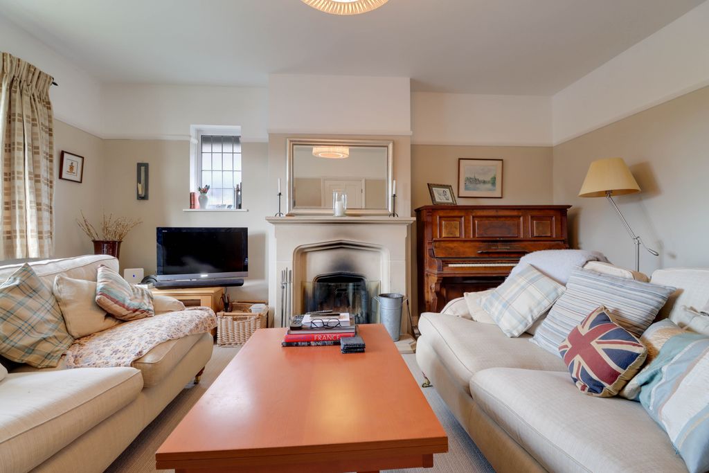 Property photo 3 of 20 Lounge