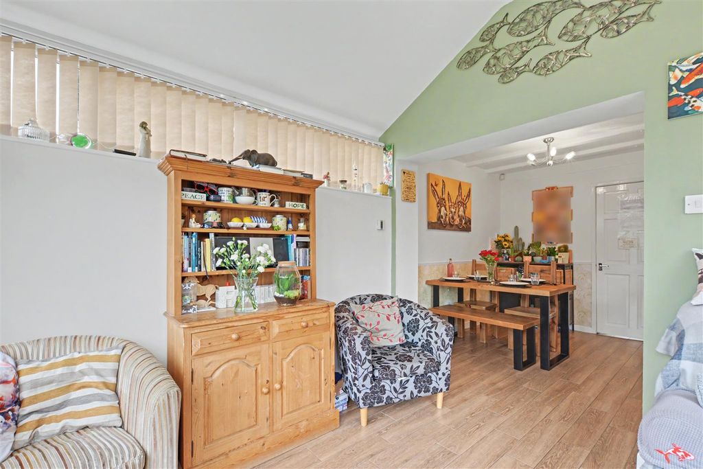 Property photo 3 of 20 Conservatory_2.Jpeg