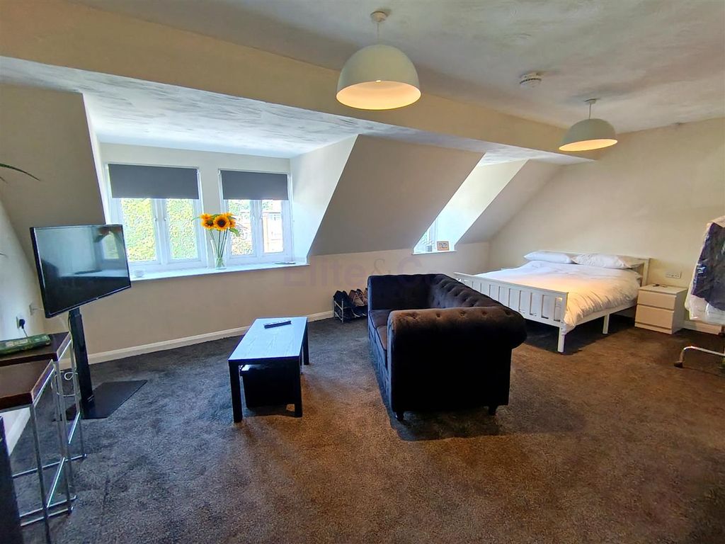 Property photo 2 of 12 Lounge/Bedroom