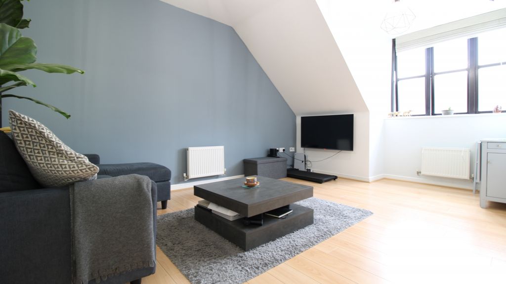 Property photo 1 of 17 2 Bedroom Flat
