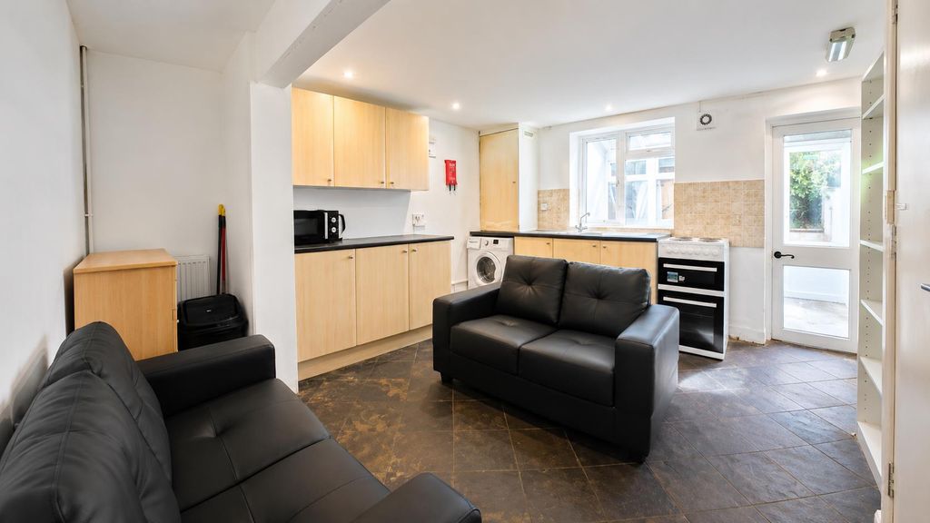 Property photo 1 of 12 Living Room / Kitchen