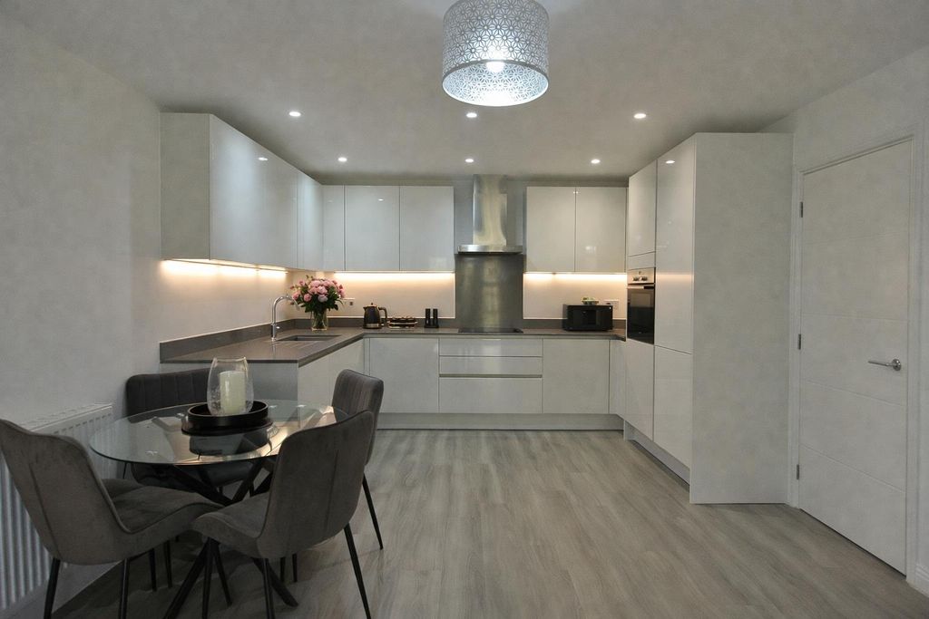 Property photo 3 of 11 Kitchen Dining Area
