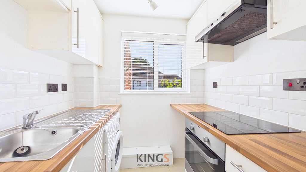 Property photo 3 of 9 Kitchen