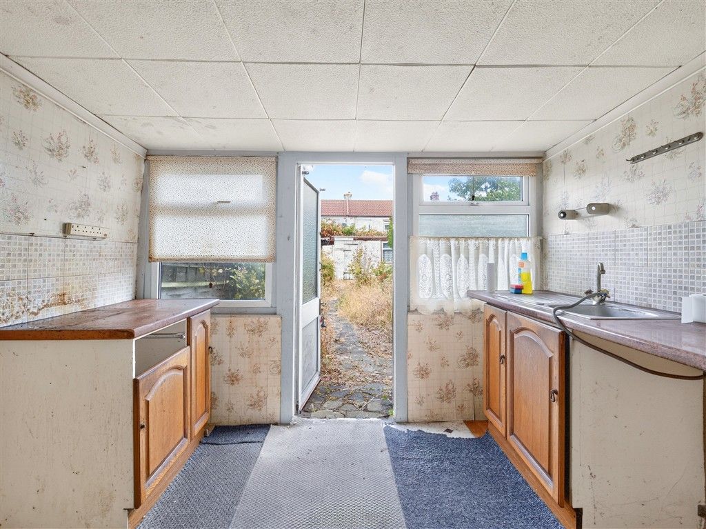 Property photo 3 of 11 Kitchen