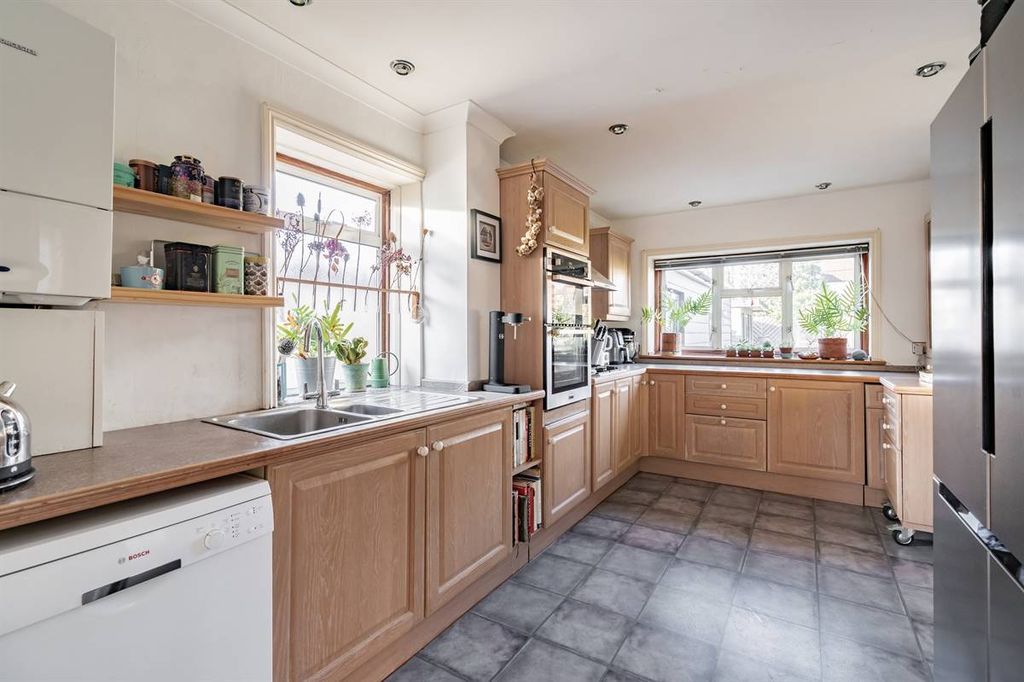 Property photo 2 of 25