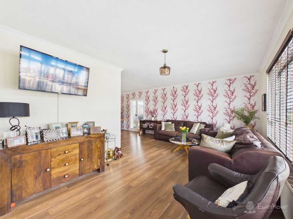 Property photo 2 of 23 Living Room- Mark Stephens Ewemove Newmarket And S