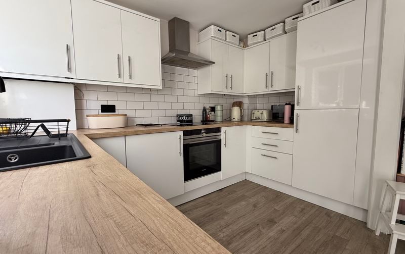 Property photo 3 of 16 Kitchen