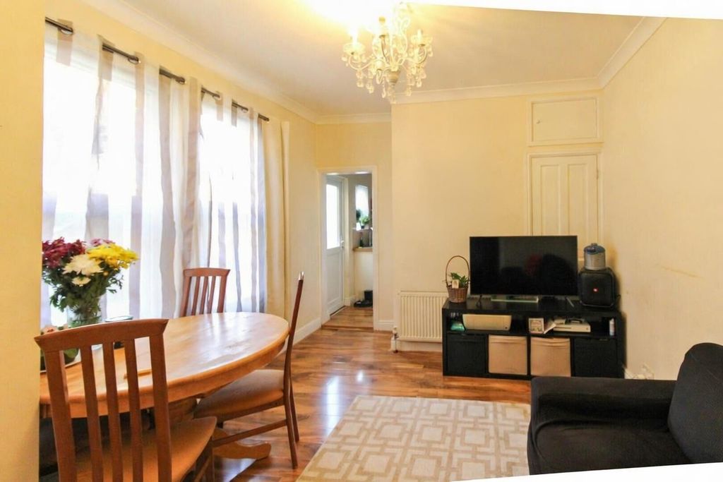 Property photo 3 of 10 Lounge