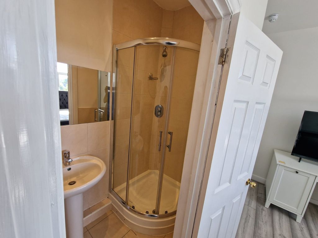 Property photo 2 of 32