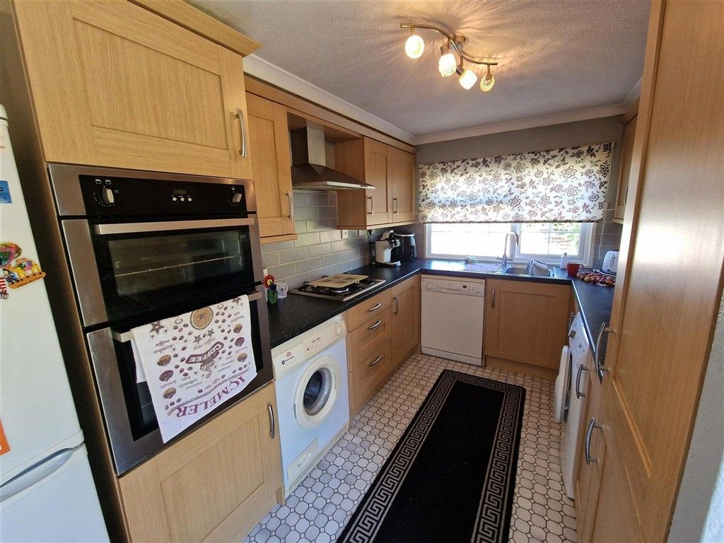 Property photo 3 of 8 Kitchen