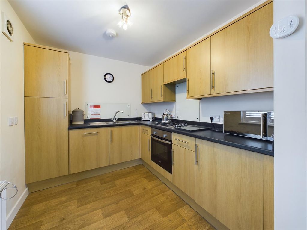 Property photo 3 of 18 Kitchen