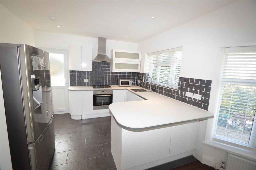 Property photo 3 of 4 Cleveland Rd E18