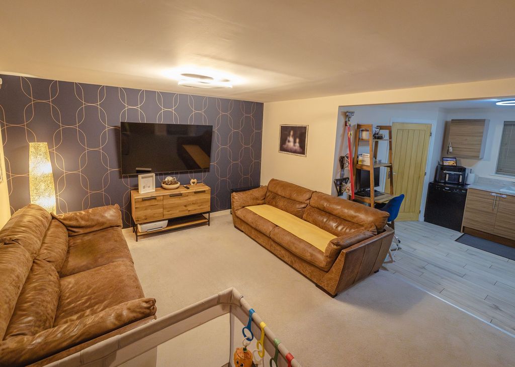 Property photo 2 of 21 Lounge