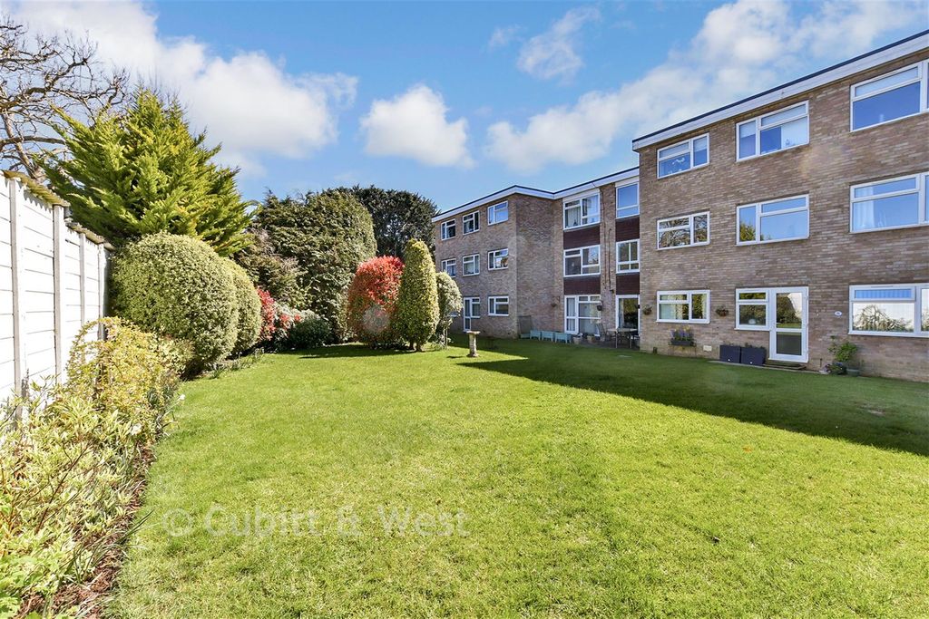 Property photo 2 of 11 Communal Gardens