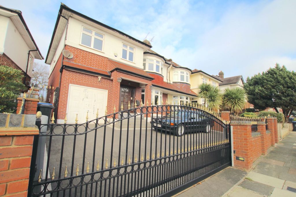 Property photo 2 of 22