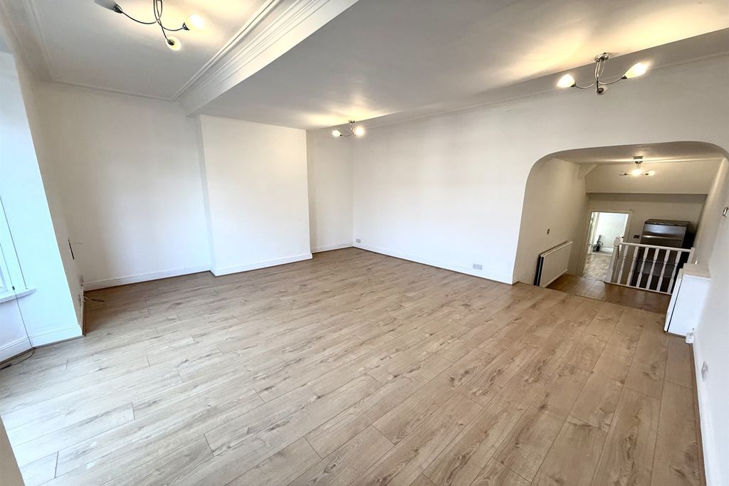 Property photo 1 of 9 (Main)