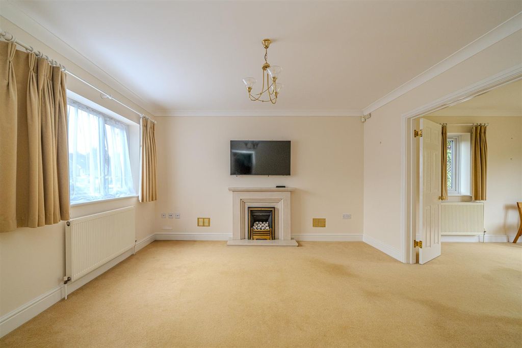 Property photo 3 of 24 Lounge