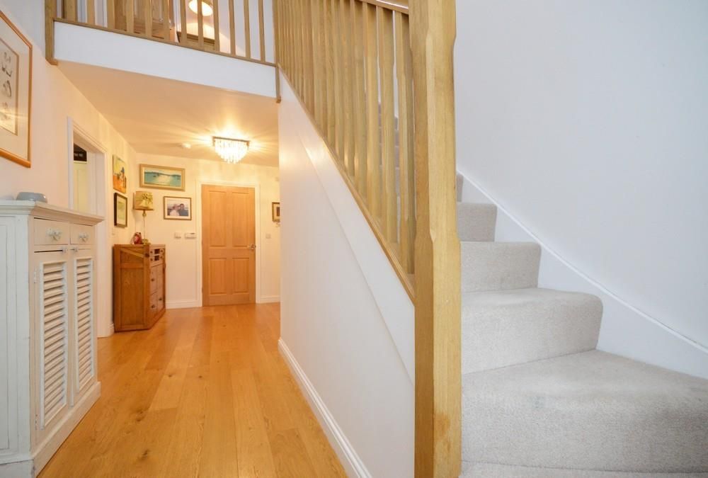 Property photo 2 of 18 Hallway