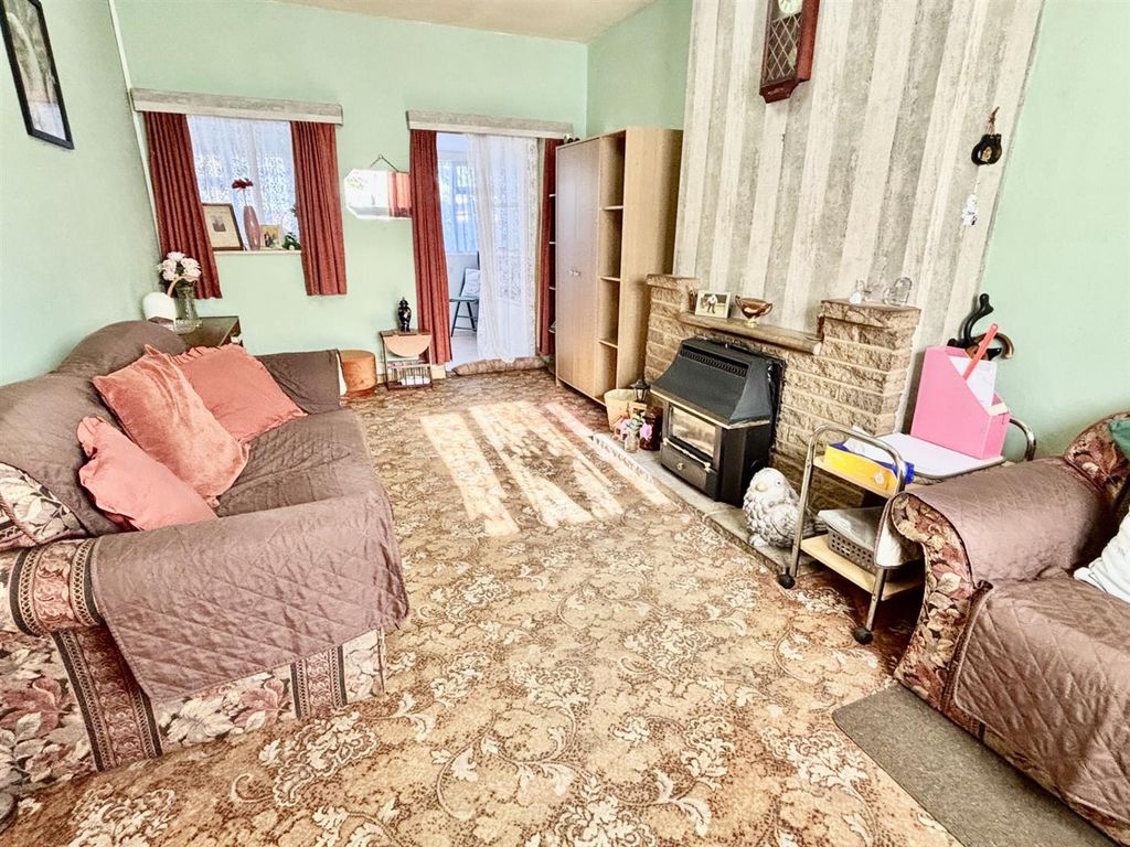 Property photo 3 of 13 Lounge