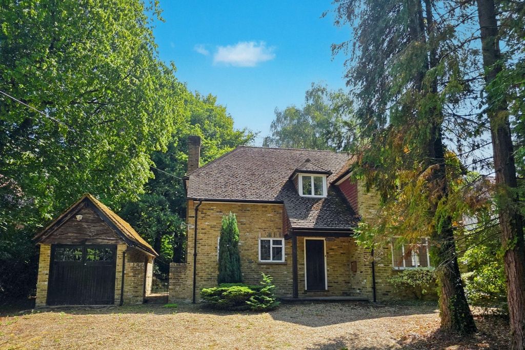 Property photo 2 of 23 66 Burgess Wood Road South, Beaconsfield, Buckinghamshire Hp9 1Ej