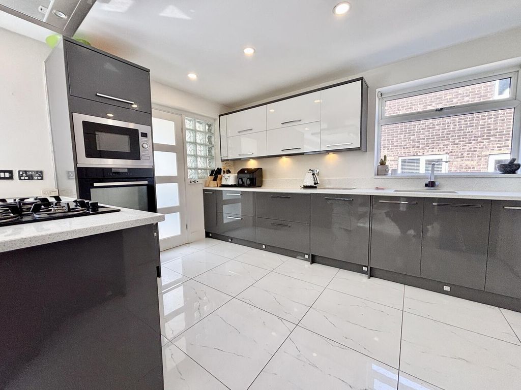 Property photo 3 of 40 Kitchen/Diner