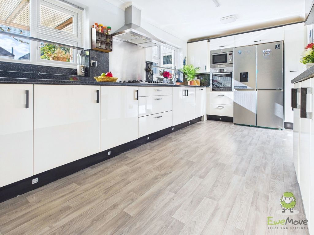 Property photo 3 of 47 Cam01543G0-Pr0159-Still029