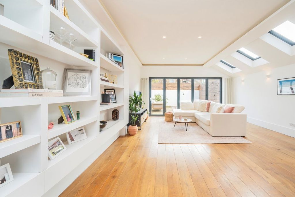 Property photo 2 of 8