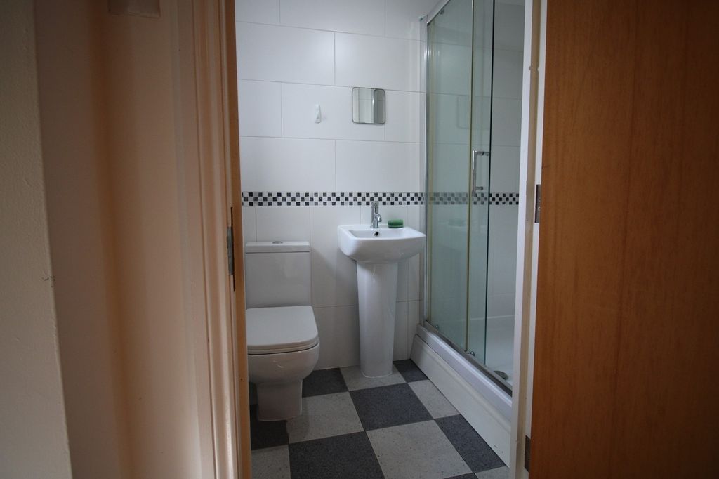 Property photo 3 of 8 Ensuite