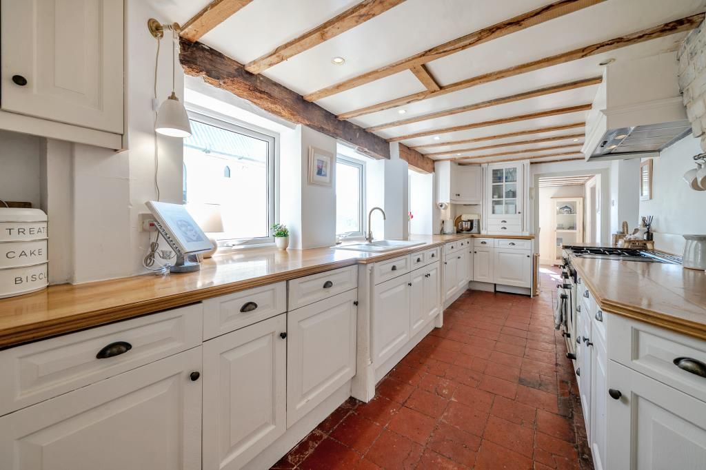 Property photo 3 of 25 Kitchen