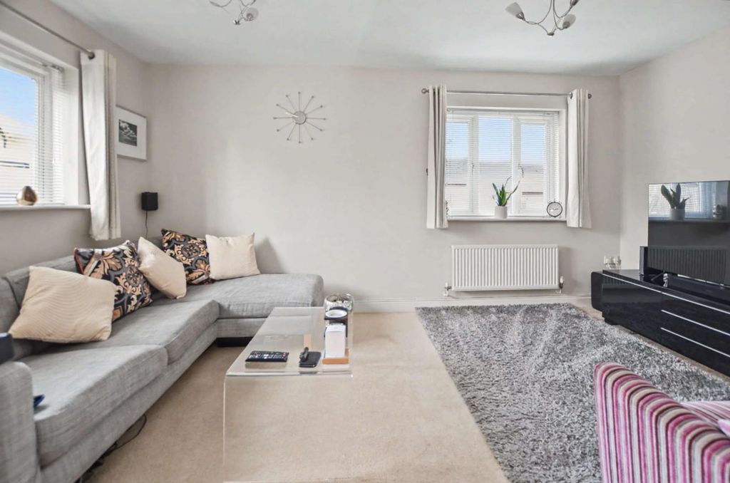 Property photo 2 of 15 Lounge