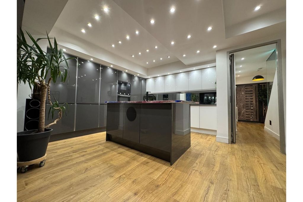 Property photo 3 of 40 Kitchen