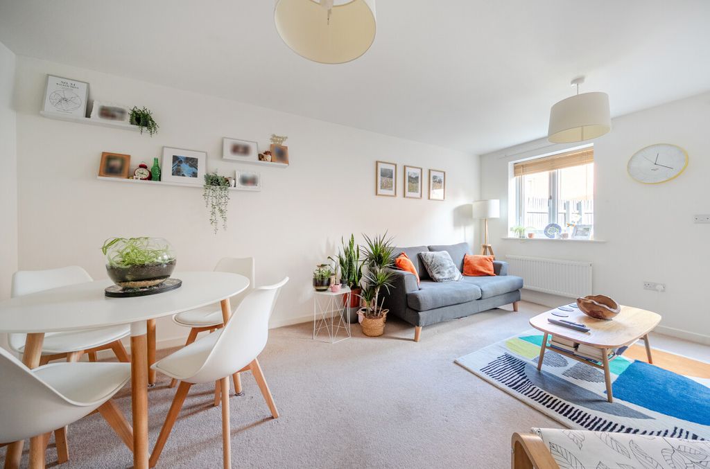 Property photo 3 of 12 Sitting / Dining