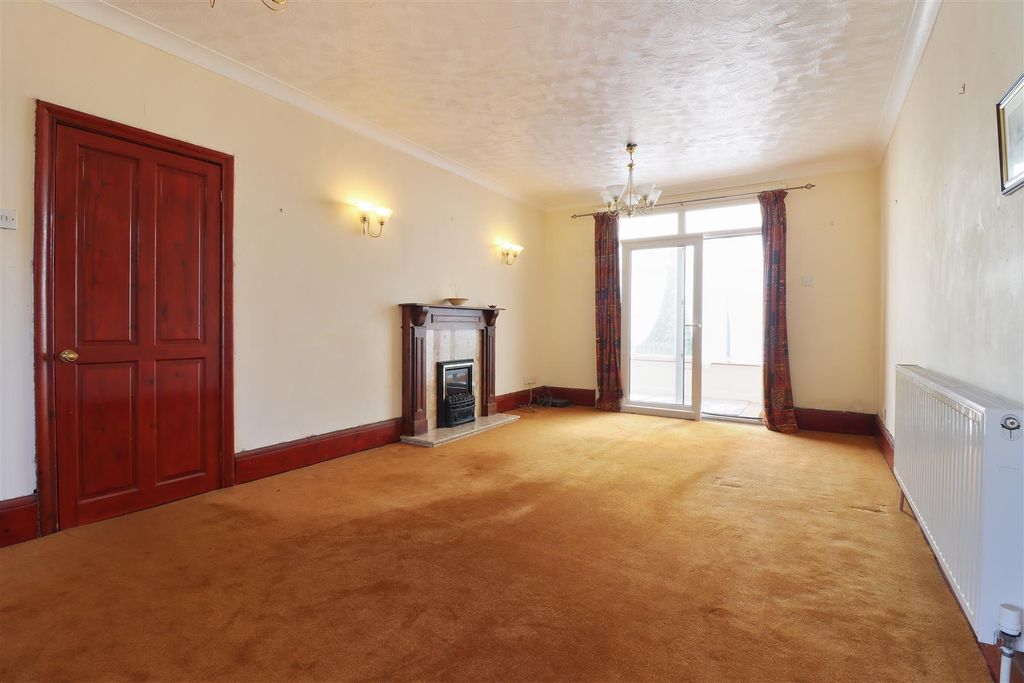 Property photo 1 of 22 Lounge
