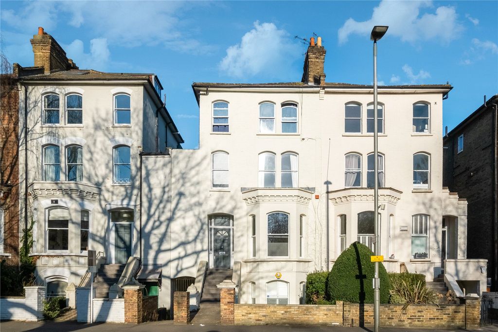 Property photo 1 of 7 Bolingbroke Grove