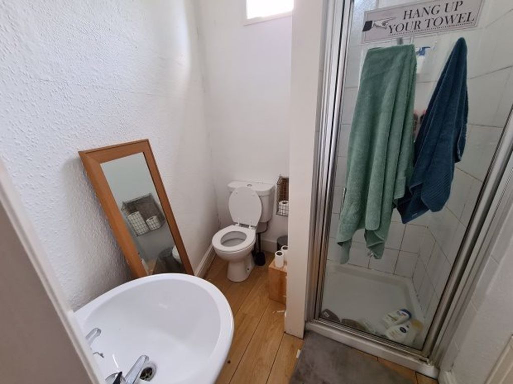 Property photo 3 of 22 A Clean And Well-Maintained Bathroom Featuring A T...
