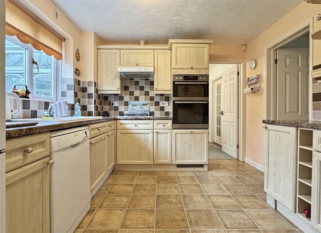 Property photo 3 of 25 Kitchen B.Jpg