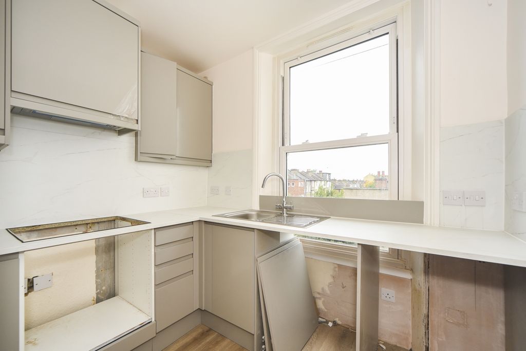 Property photo 3 of 10 Kitchen