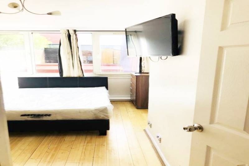 Property photo 1 of 12 Furnished Rooms