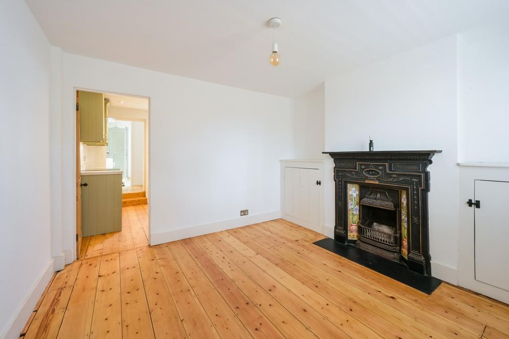 Property photo 2 of 14 Woodcote Road