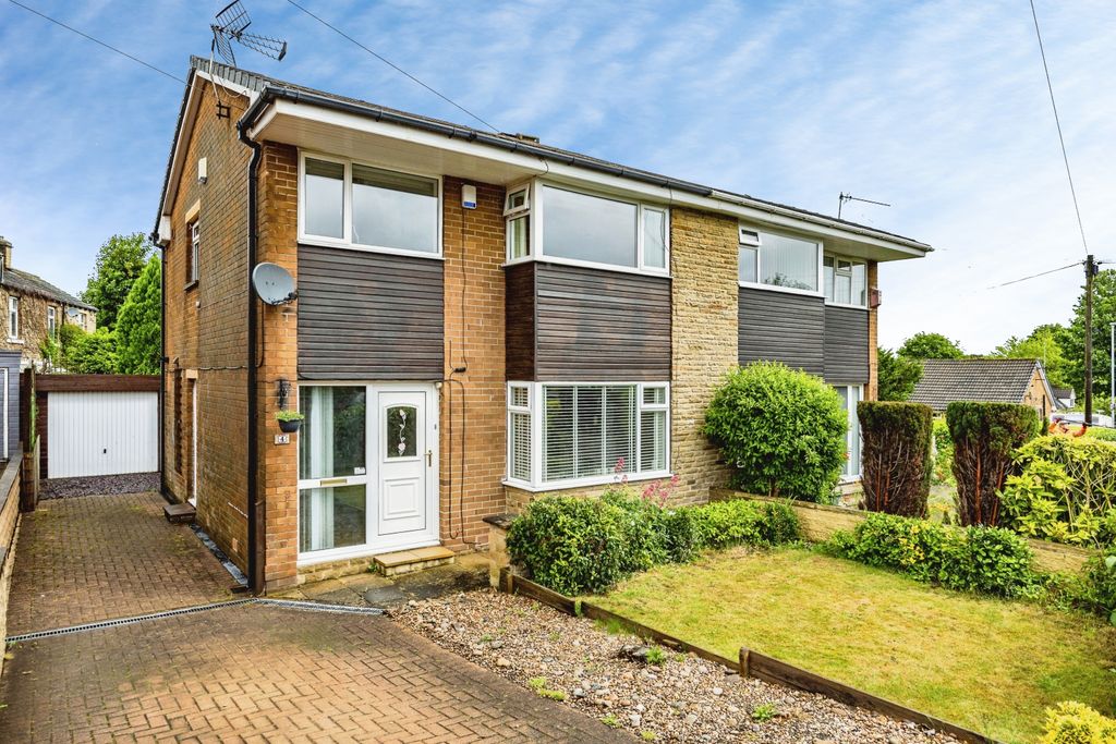 3 bed semi-detached house for saleCarr Green Avenue, Brighouse HD6