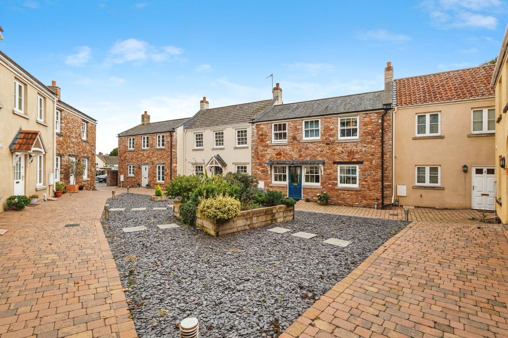 Property photo 1 of 13 Communal Courtyard