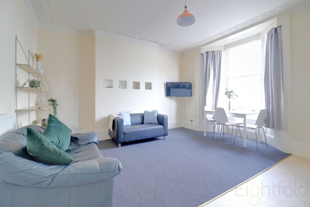 Property photo 3 of 15 Living Room/Kitchen