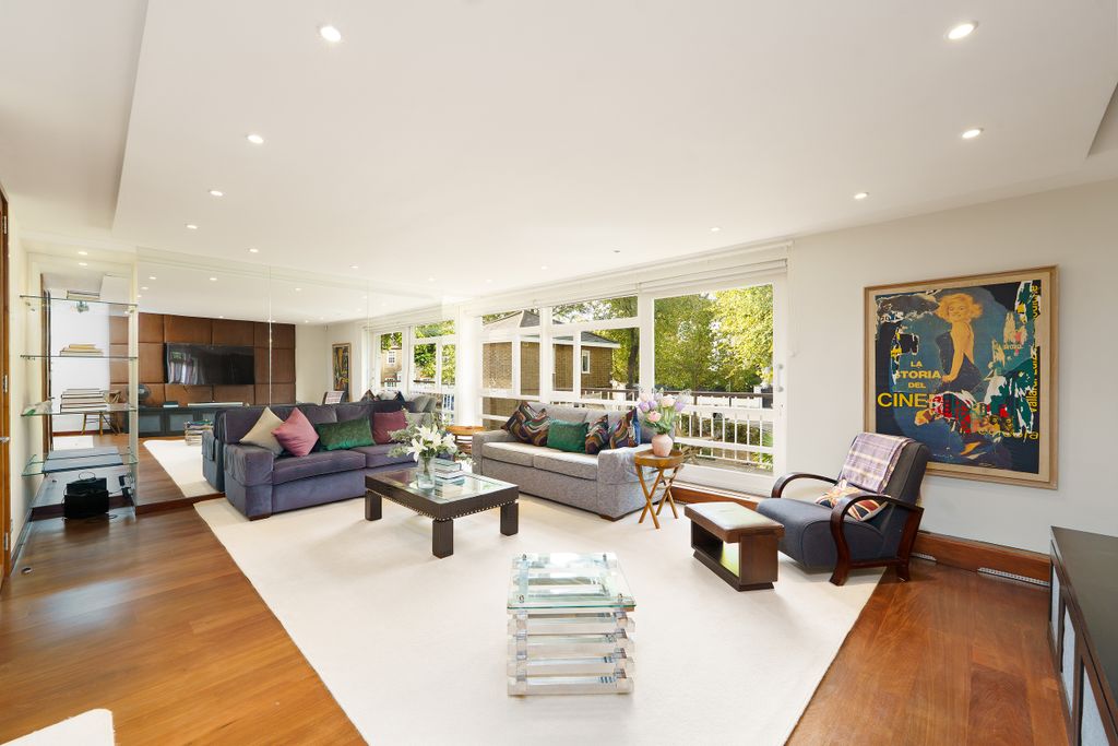 Property photo 1 of 12 Sam09994