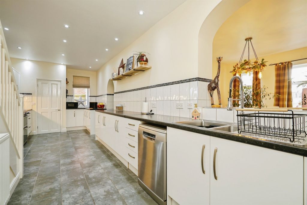 Property photo 2 of 23