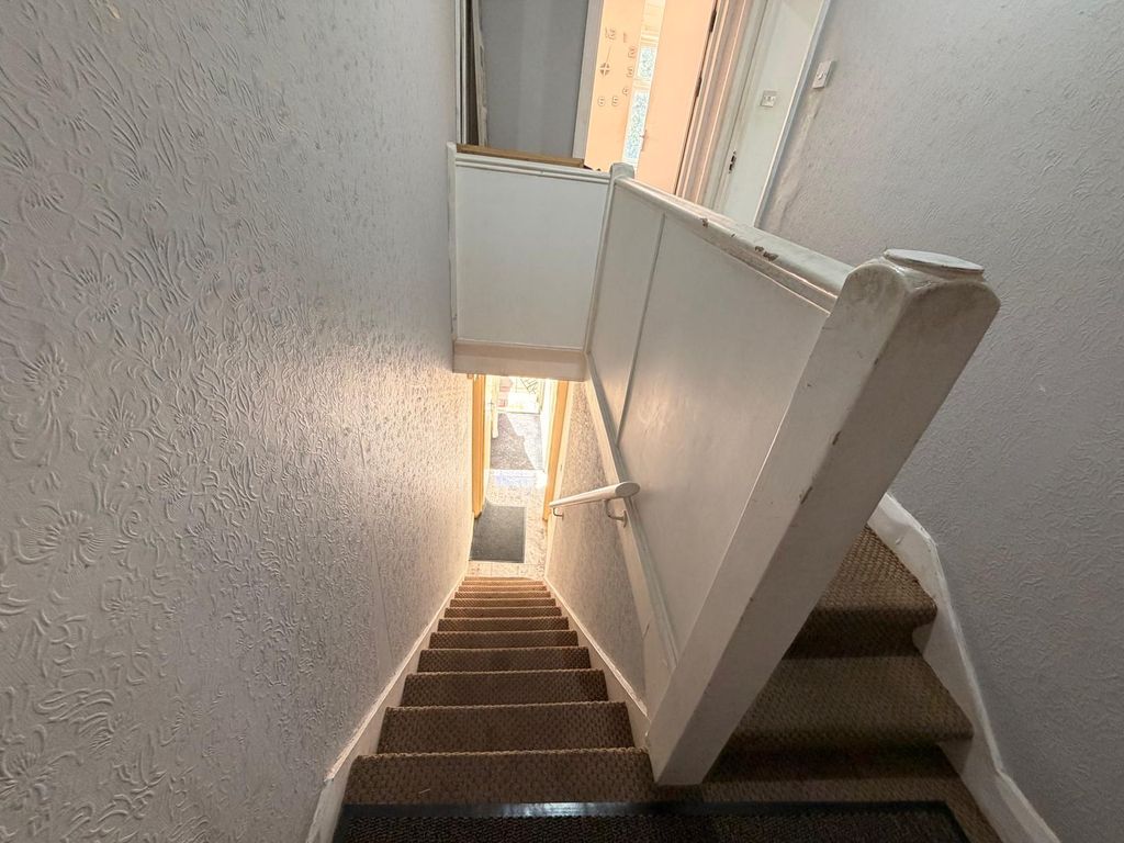 Property photo 1 of 5 2 Bed Flat To Rent Inwood Avenue, Hounslow Tw3